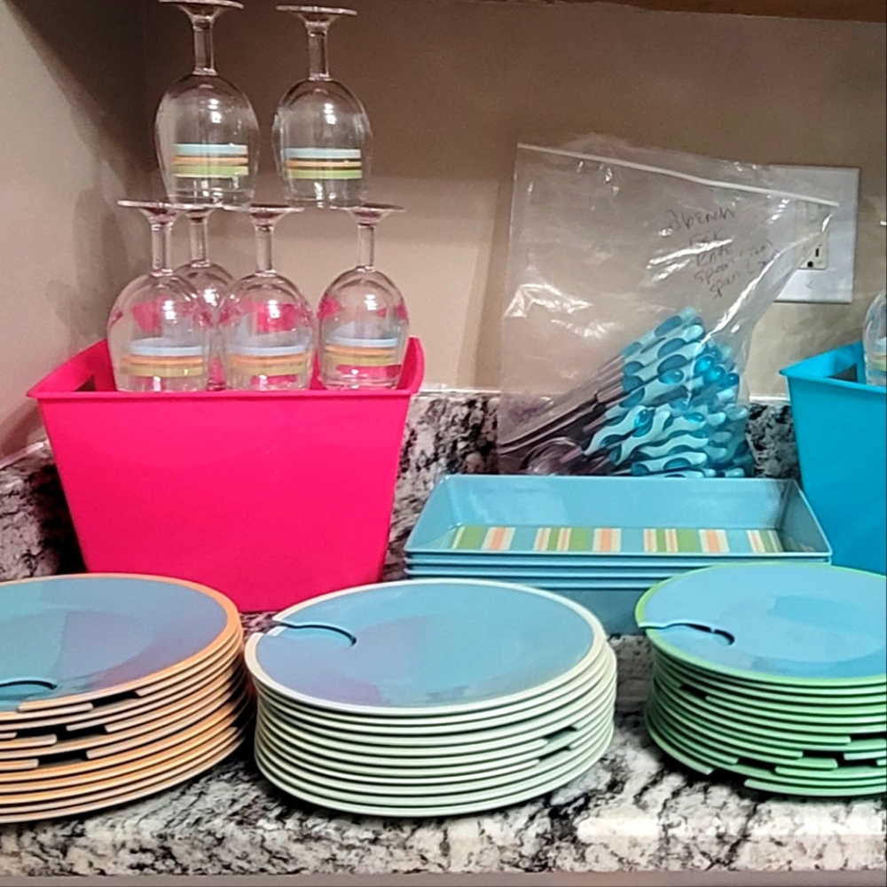 Round colorful 8" Acrylic Party Plate Set with built-in stemware holder *BULK